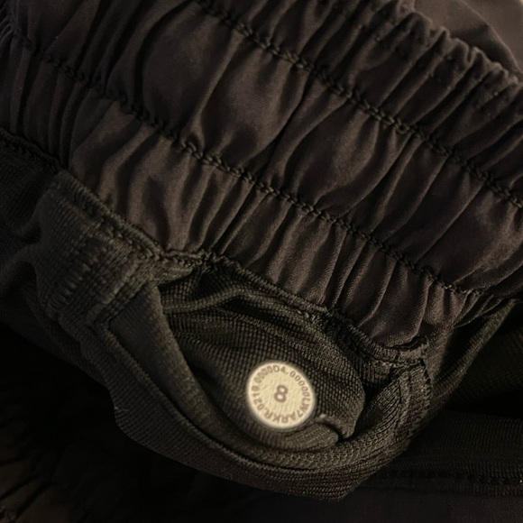 LULULEMON Hotty Hot Low-Rise Lined Short 2.5” - Picture 5 of 6